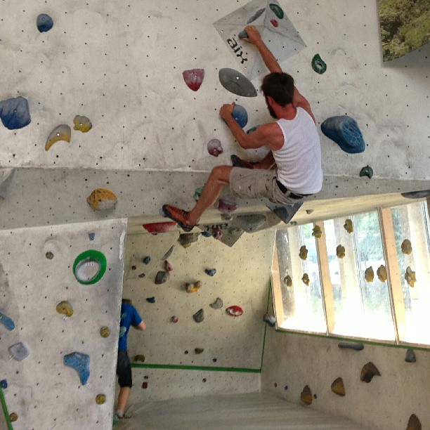 Roel is bouldering at Ostbloc